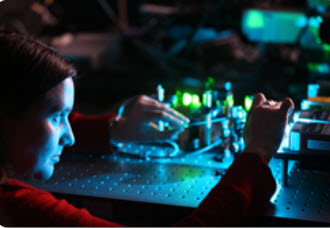 homme assis utilisant des outils scientifiques